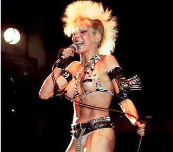SMRT SI ŘÍKÁ ROCK'N'ROLL: Wendy O. Williams (27.)